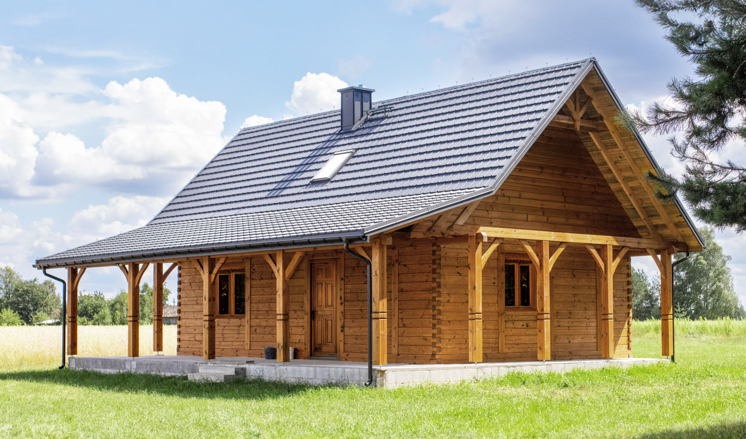 Realizacja Stalpunkt – drewniany dom z dachem z blachodachówki Claro