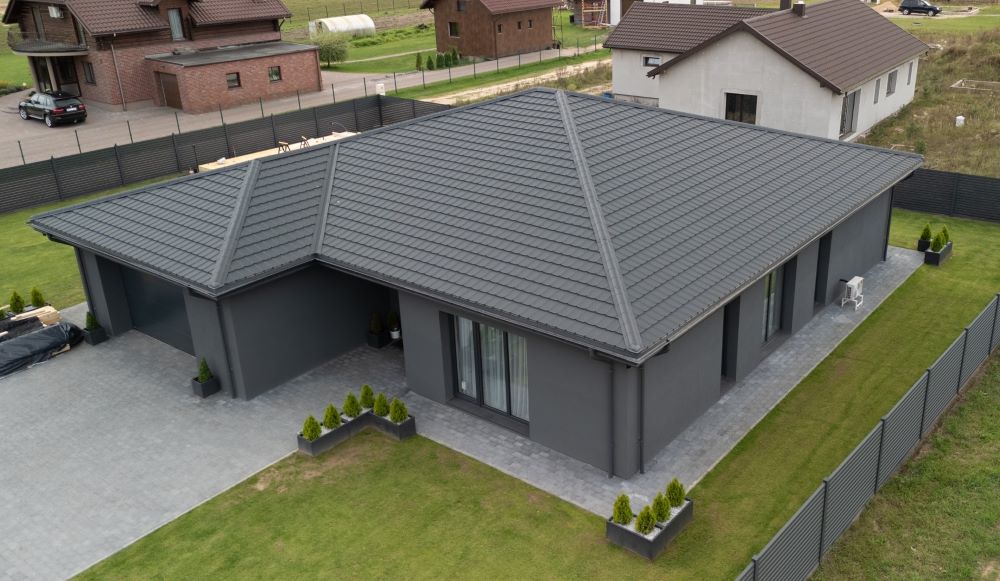 Realizacja Stalpunkt – dach pokryty blachodachówką Claro, ujęcie z drona